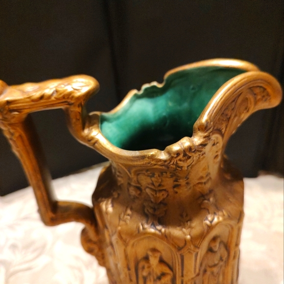 🔸🌿🔸Exquisite Vtg 60's Gothic Revival Apostles Gold & Green Display Pitcher - Picture 8 of 16